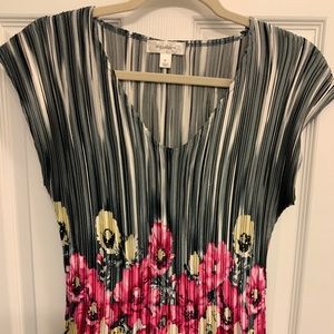 🌹 Flattering Floral Blouse!